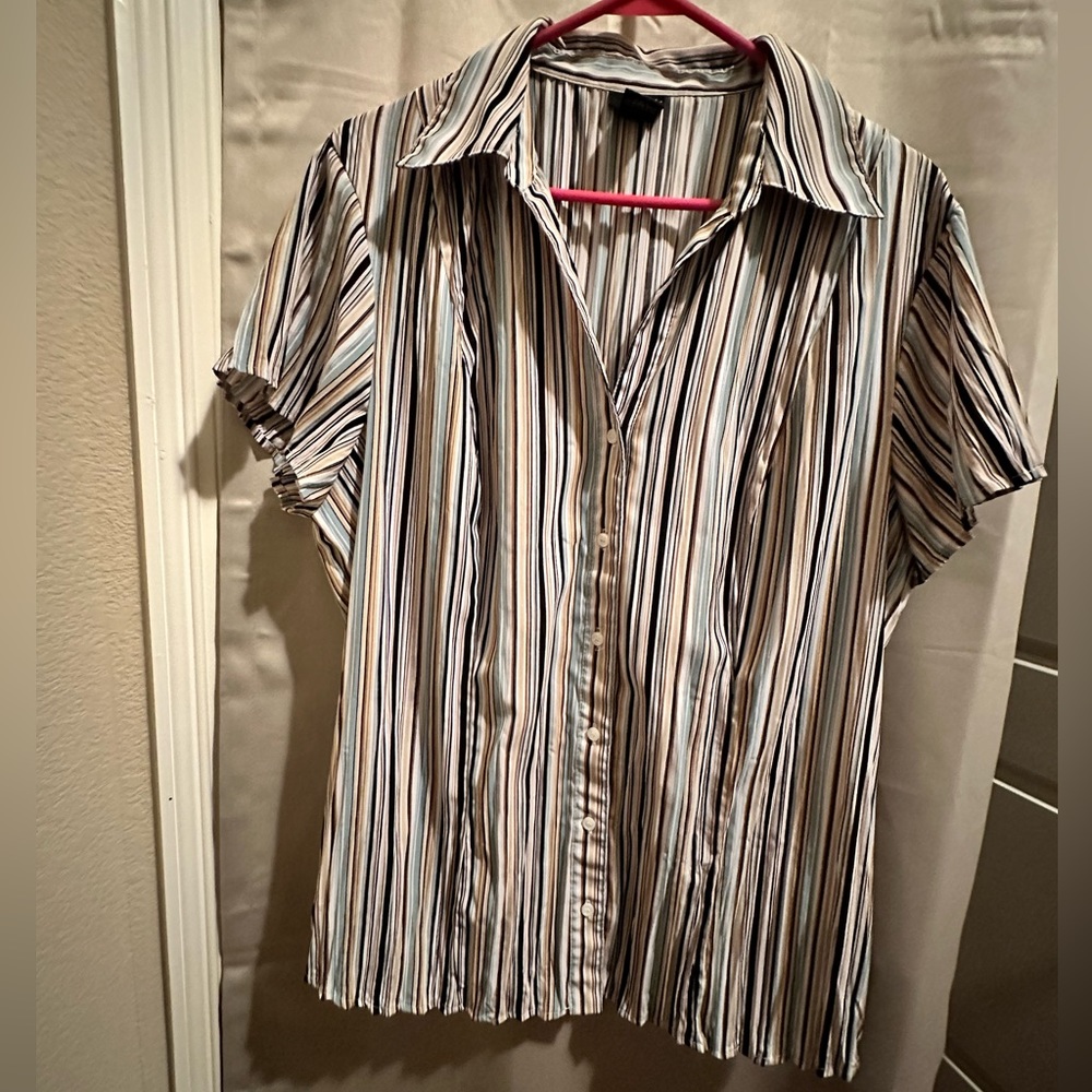This top is great for layering or alone. Great color scheme. Short sleeve.